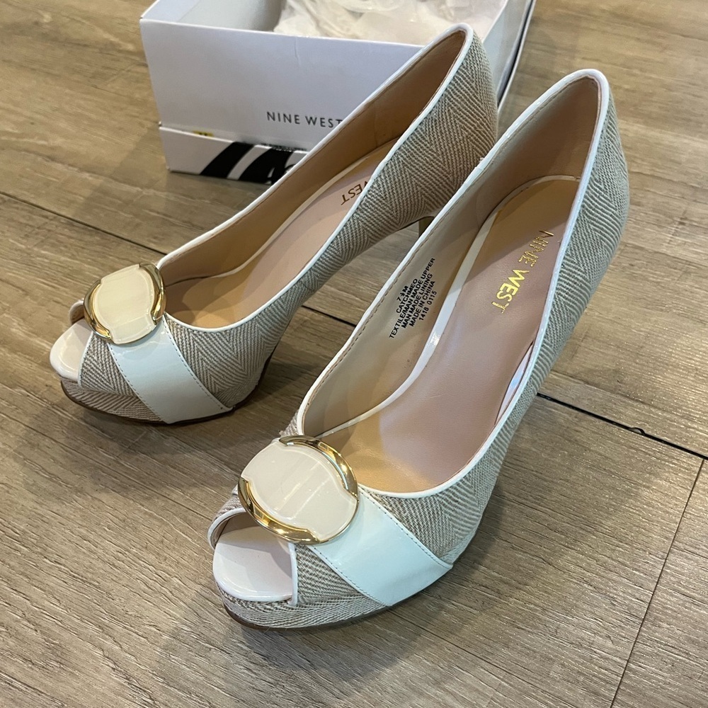 NIB Nine West Catchmeo Tan and White Peep Toe stiletto heels 7.5 - Picture 13 of 16